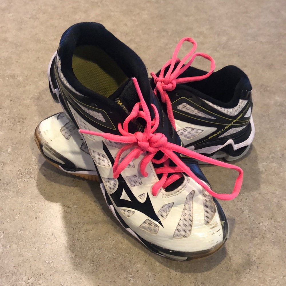 Women’s size 6.5 Mizuno volleyball shoes